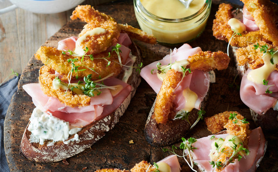 Brote mit Kürbisfritters und Schinken