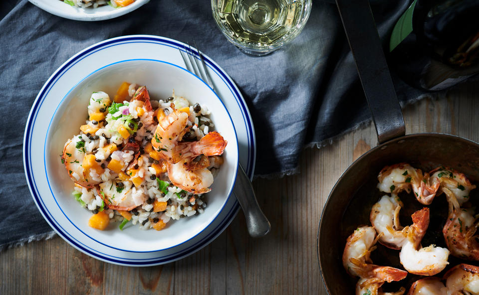 Kürbisrisotto mit Belugalinsen und Garnelen