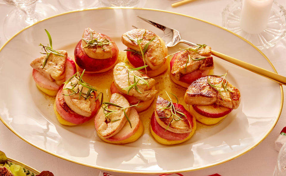 Erdäpfellaibchen mit Gänseleber und Äpfeln