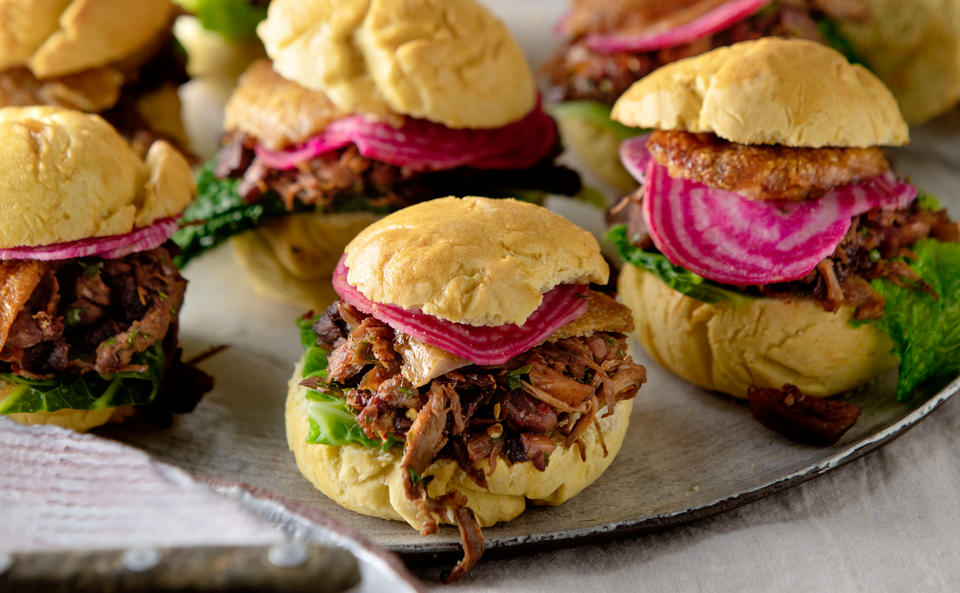 Burger mit Pulled Gans und Chioggia-Rüben