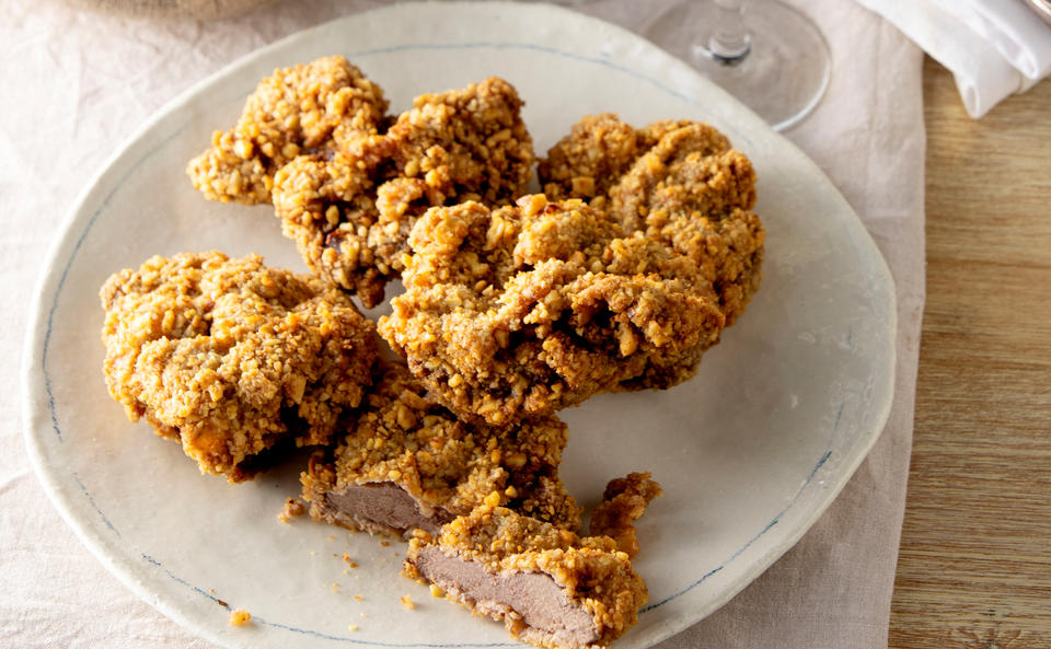 Ganslschnitzel in der Nusskruste mit Rotkrautsalat