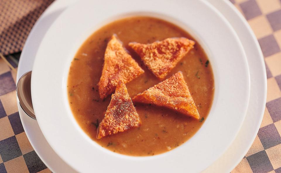 Zwiebelsuppe mit Paprika-Käse-Croutons