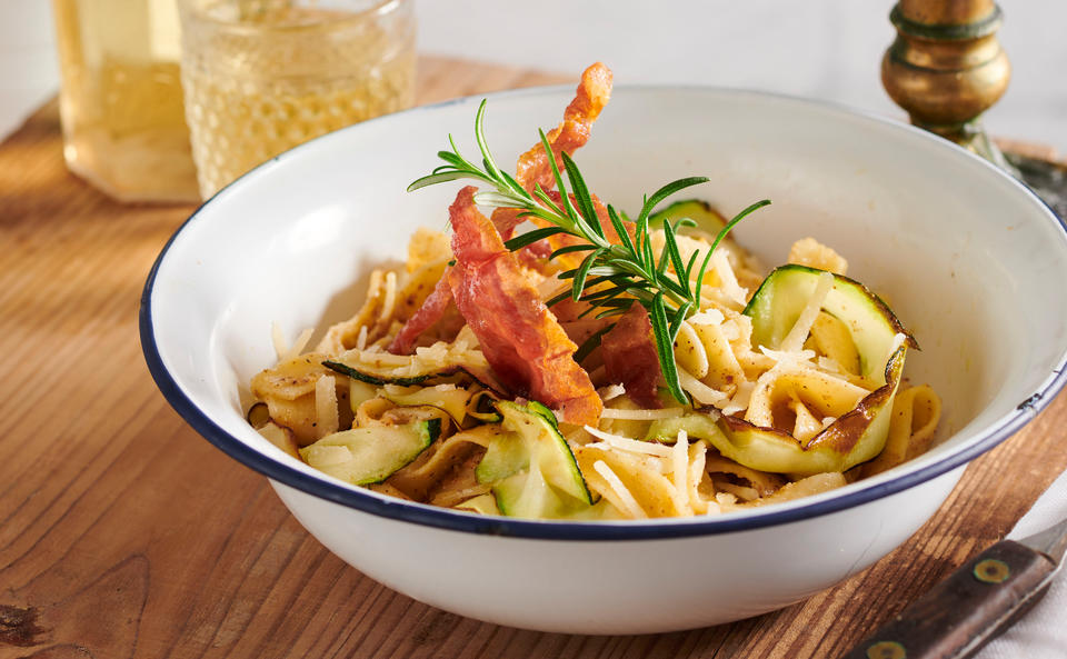 Pappardelle mit Nusspesto, Zucchini und knusprigem Schinken