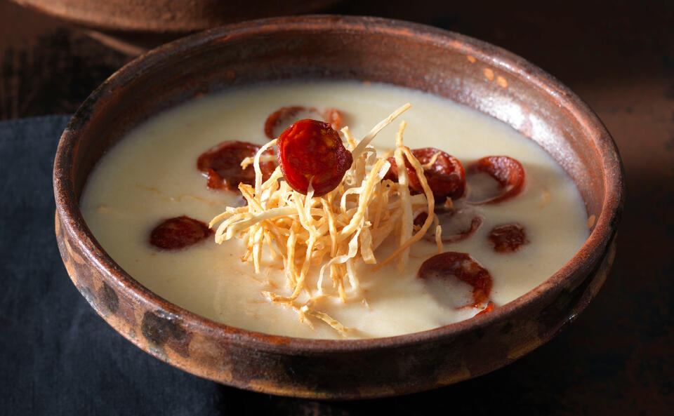 Käsesuppe mit Pastinakenstroh und Chorizochips