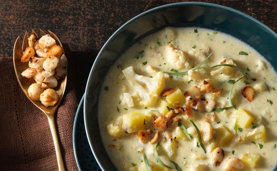 Karfiolsuppe mit Macadamianüssen und Estragon