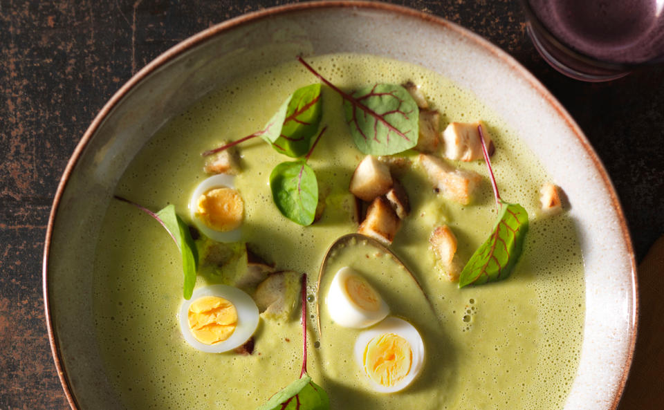 Erbsensuppe mit Wachteleiern und Laugencroûtons