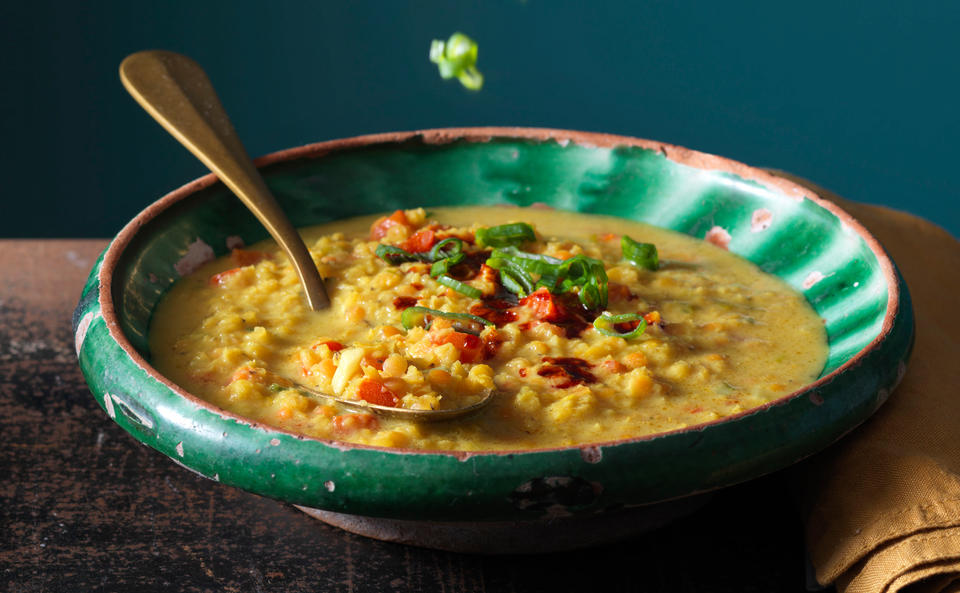 Linsensuppe mit Paprika, Chili, Ingwer und Kokosmilch