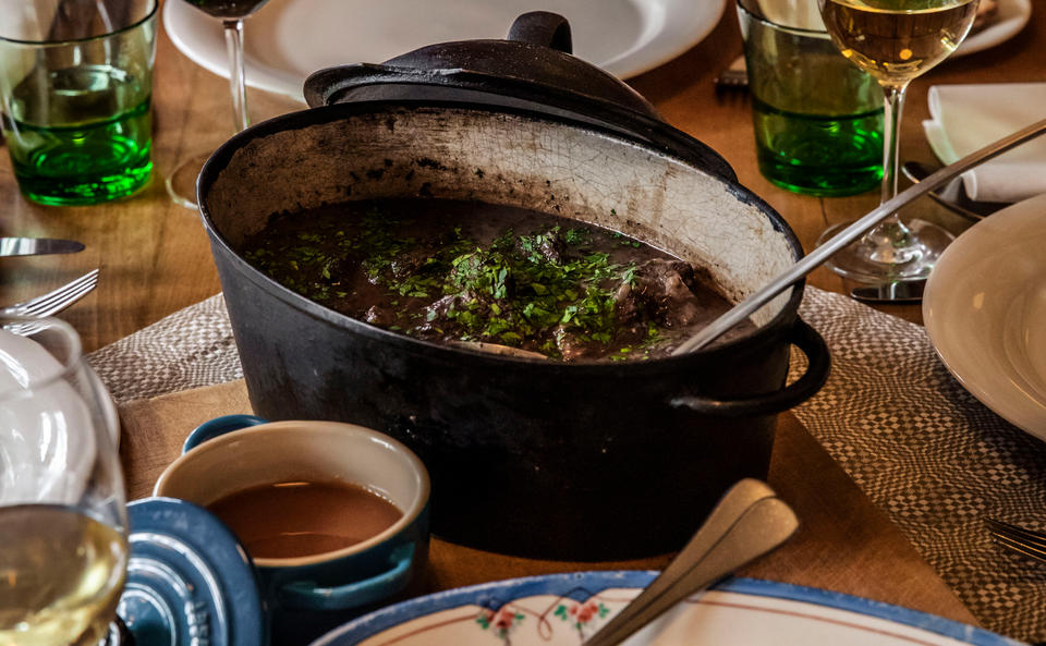 Zwiebelfleisch mit Rotwein und Rahmnockerln