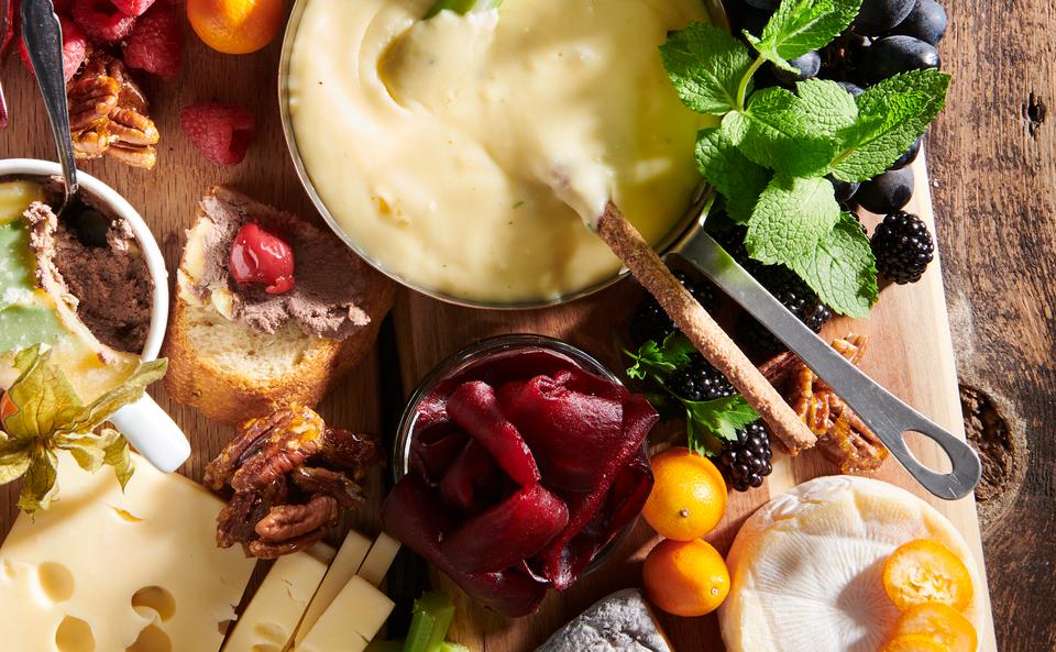 Bergkäse-Fondue mit Rote-Rübensalat