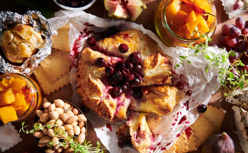 Camembert im Teigmantel mit Heidelbeeren