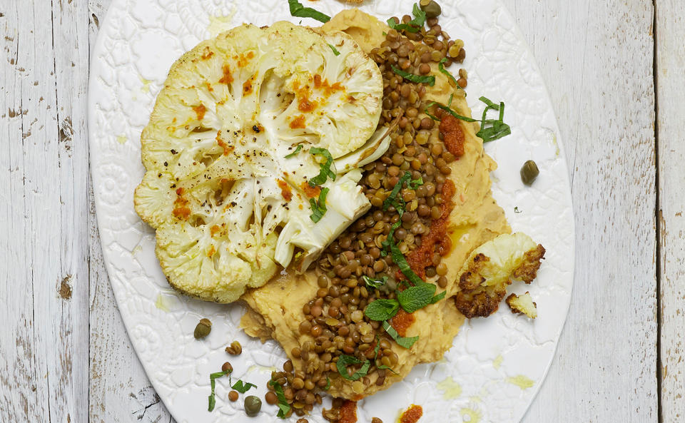 Karfiolsteak mit Harissa-Bohnencreme und Zitronenlinsen