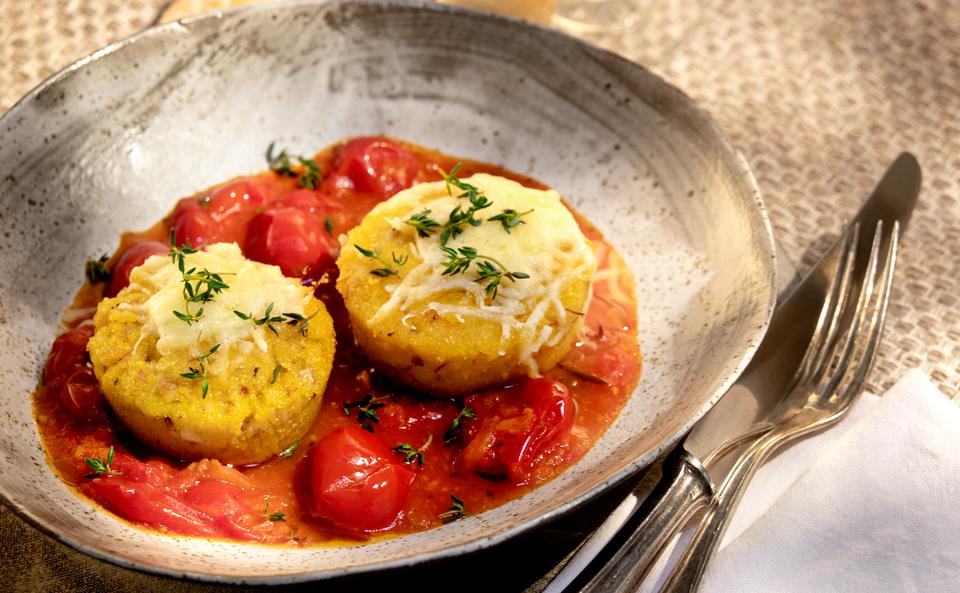 Polenta-Nusslaibchen mit Käsekruste und Paradeissauce