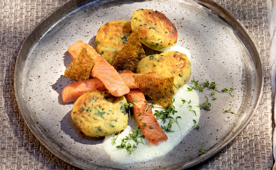 Ricotta-Mangoldlaibchen mit Lachsforelle und Weinsauce