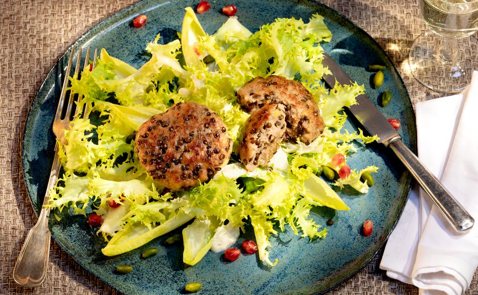 Fleisch-Linsenlaibchen mit Salat