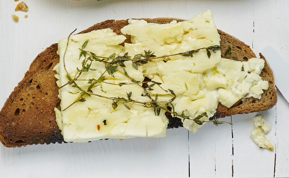 Knuspriges Schwarzbrot mit Honig-Thymian-Feta