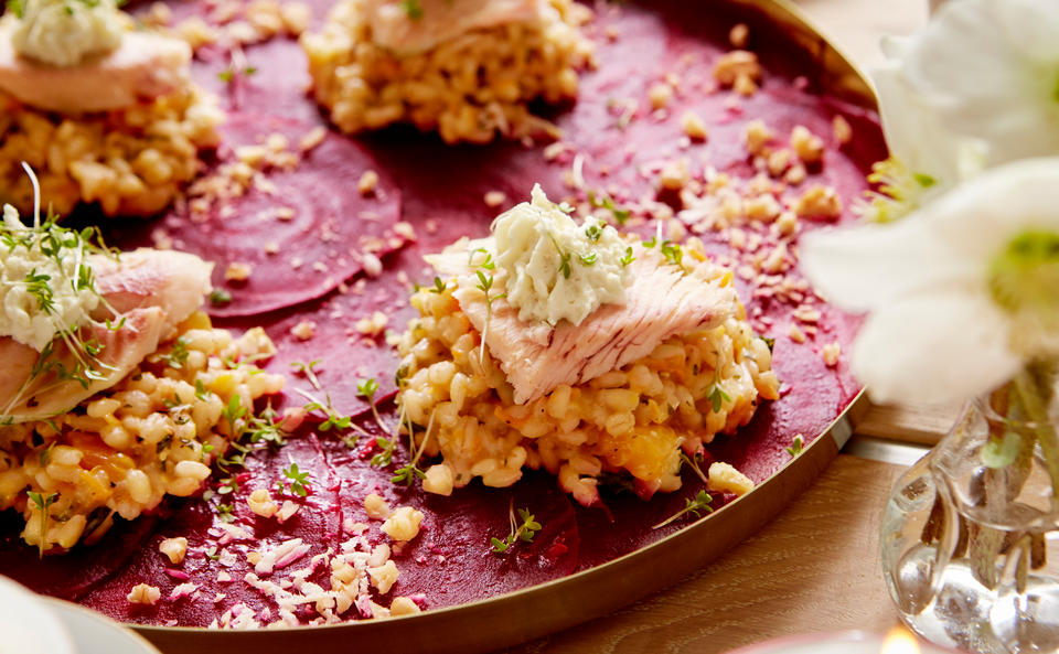 Rollgersten-Risotto mit Räucherforelle und Rote-Rüben-Carpaccio