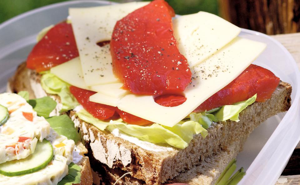 Bauernbrot mit Käse und gegrillter Paprika