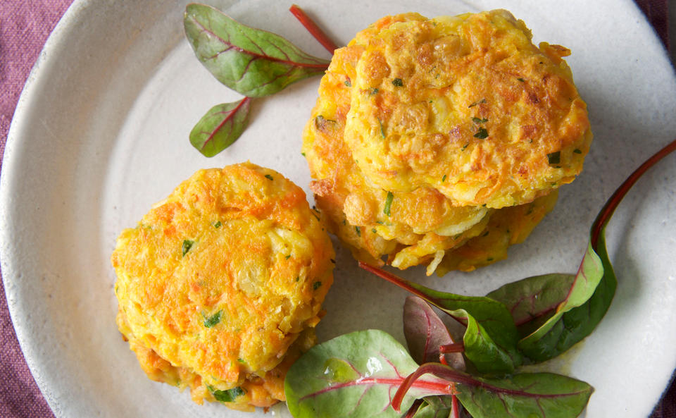 Karotten-Kichererbsenrösti mit Halloumi und Rucolasauce