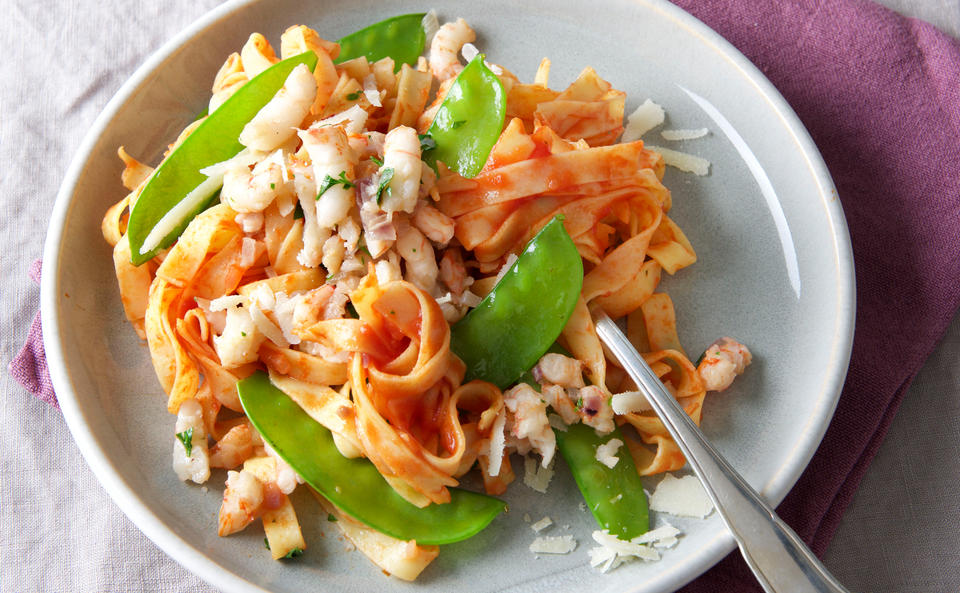 Tagliatelle mit Shrimps-Bolognese • Rezept • GUSTO.AT