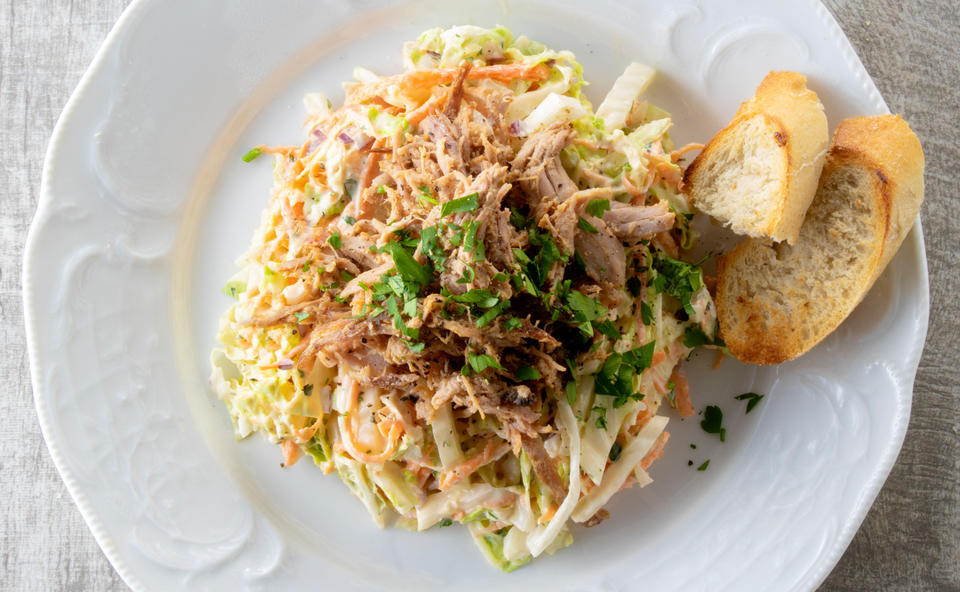 Chinakohlsalat mit Pulled Pork