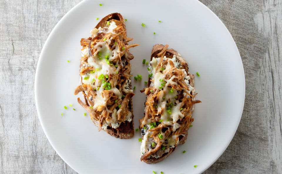 Toasts mit Pulled Pork und Champignon-Ricotta