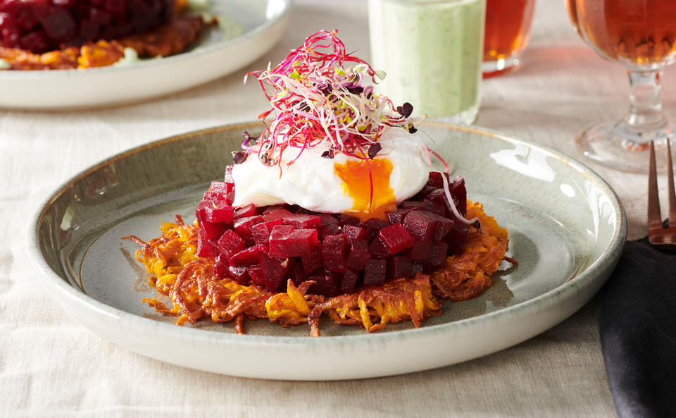 Süßkartoffelpuffer mit Rote-Rüben-Salat und pochiertem Ei