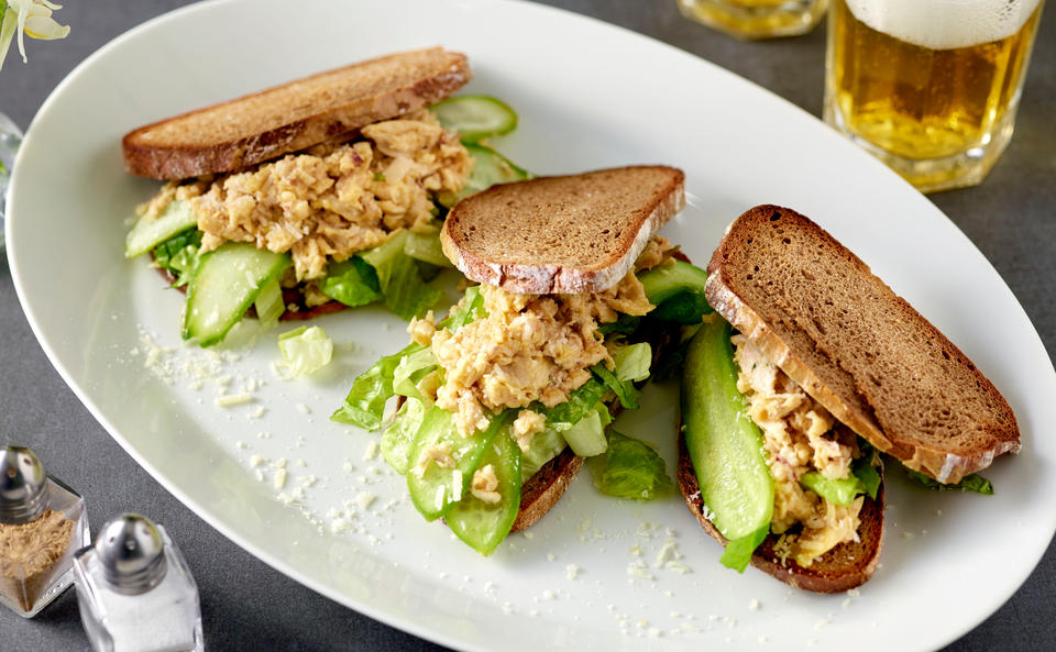 Hendl-Sandwich mit Parmesan und Minigurken