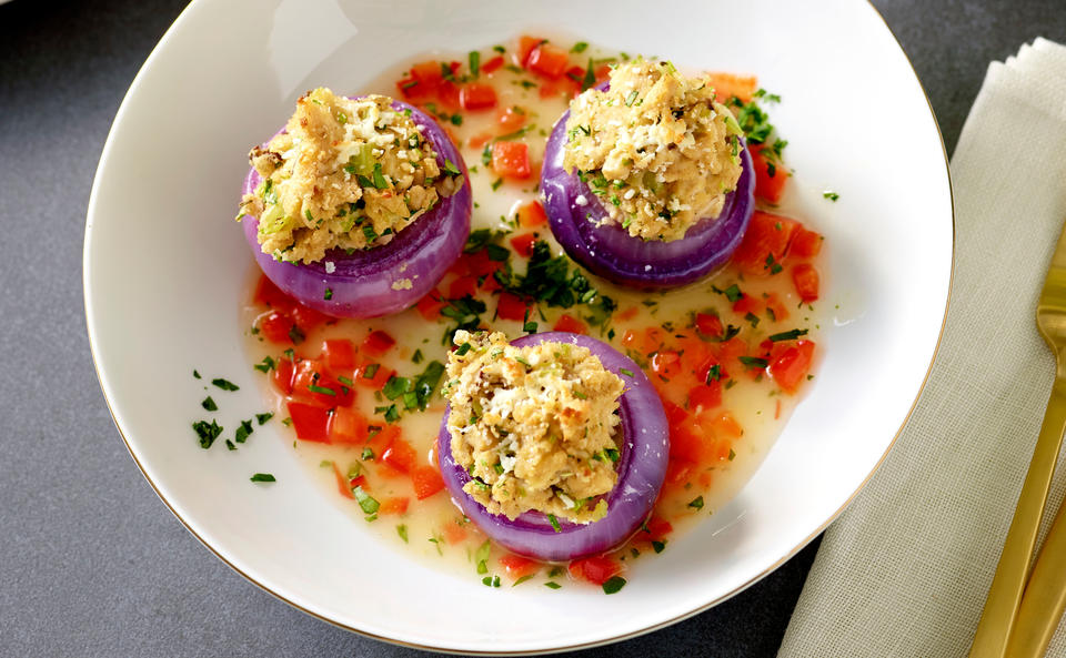 Rote Zwiebeln mit Hendl-Couscousfülle und Feta