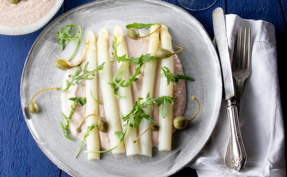 Spargel-Tonnato mit Kapern und Rucola