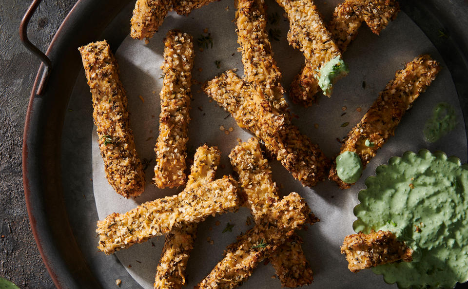 Knusprige Tofu-Quinoa-Sticks mit Kohl-Pesto