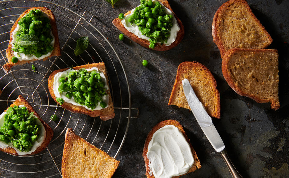 Erbsen-Minze-Bruschetta mit Ziegenfrischkäse • Rezept • GUSTO.AT