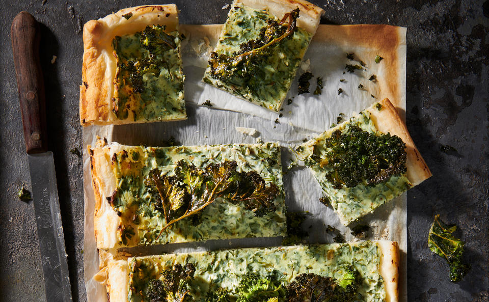 Schnelle Blätterteig-Tarte mit Kale-Chips