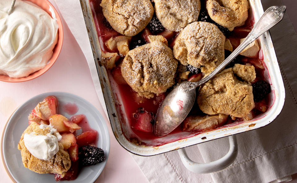 Apfel-Brombeer-Cobbler mit Vanille-Crème-fraîche