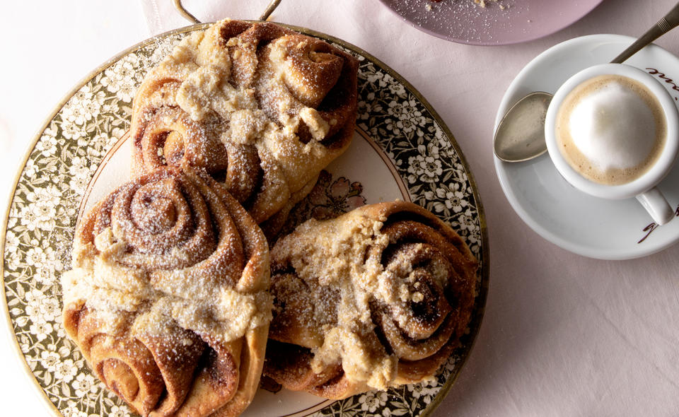 Franzbrötchen mit Haselnuss-Knusper