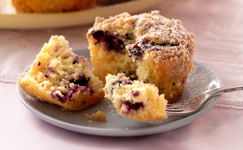 Heidelbeer-Muffins mit weißer Schokolade und Kardamomstreuseln