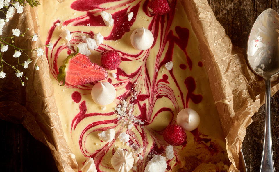 Semifreddo mit Baiser und Erdbeeren