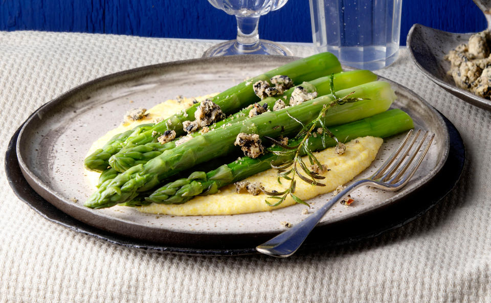 Grüner Spargel auf Polenta mit Oliven-Crumble