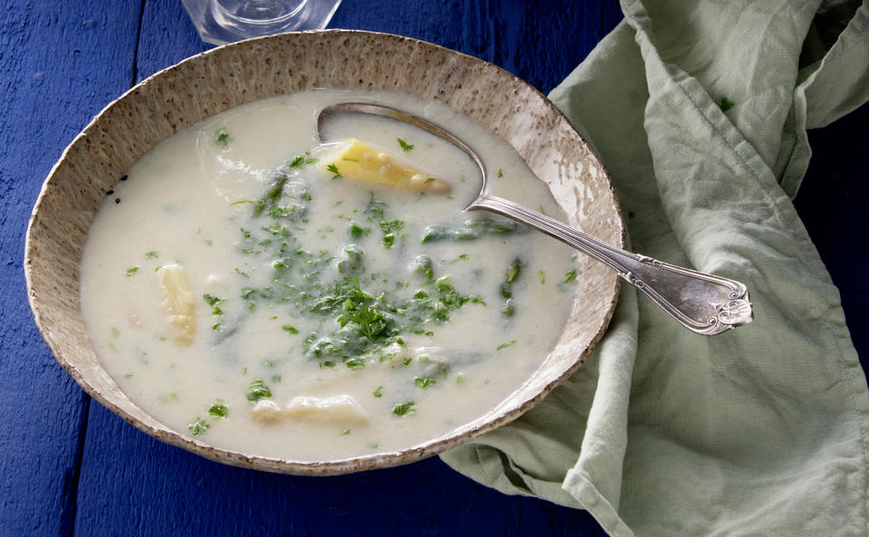 Spargelsuppe mit Kerbel und Sesamstangerln