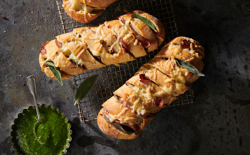 Überbackene Baguettes mit Champignons, Prosciutto und Salbei