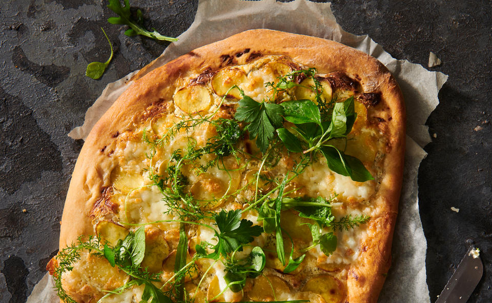 Erdäpfel-Rosmarin-Pizza mit Basilikum-Frischkäse