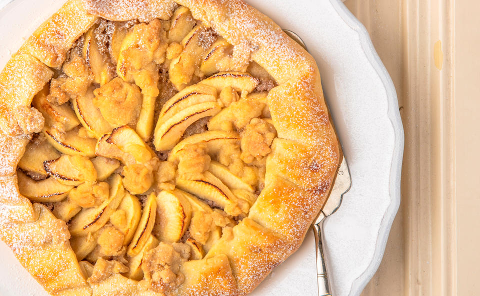 Apfel-Frangipane-Galette mit Haferflockenstreuseln