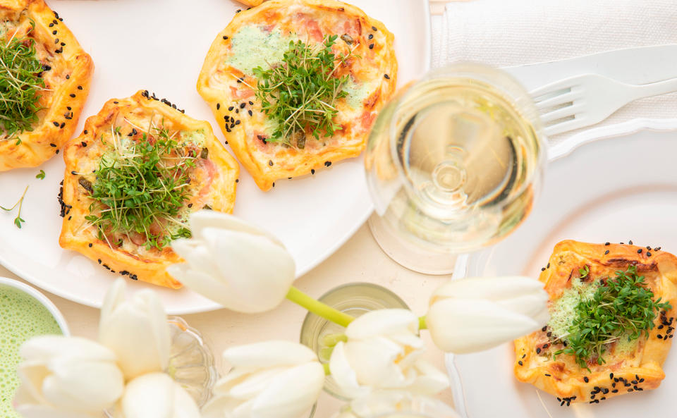 Mini-Galettes mit Schinken, Emmentaler und Kresse