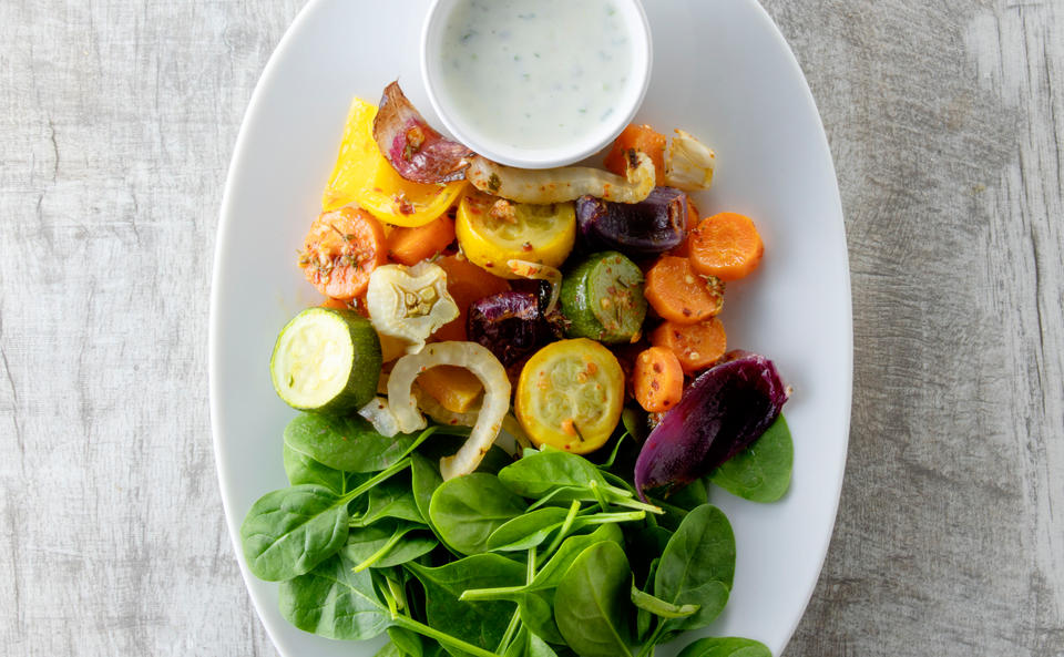 Gemüsesalat mit Spinat und Joghurtmarinade