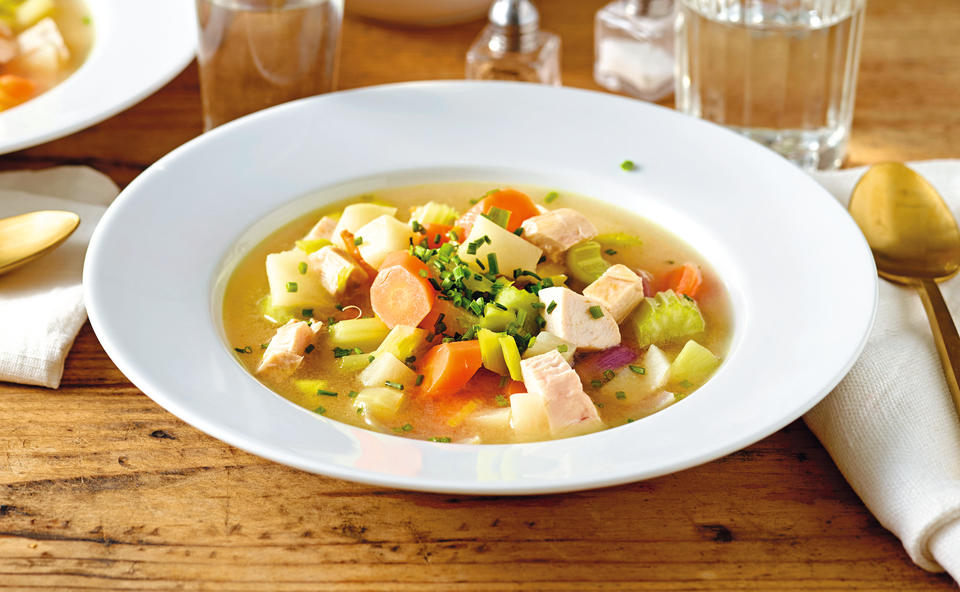 Hühnersuppe mit Gemüse und Schnittlauch