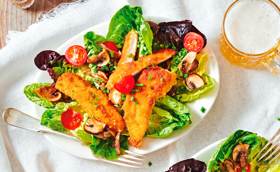 Backhendlsalat mit Champignons und Paradeisern