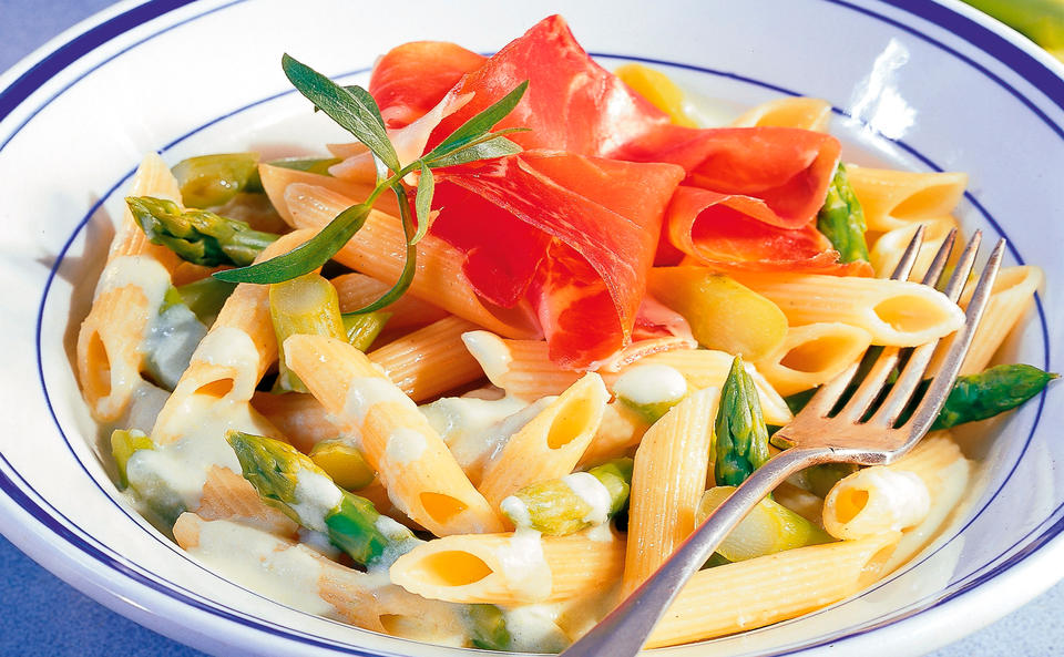 Penne mit grünem Spargel und Prosciutto