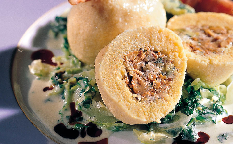 Eierschwammerl-Knödel mit Rahmkohl