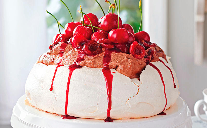 Pavlova mit Kirschen