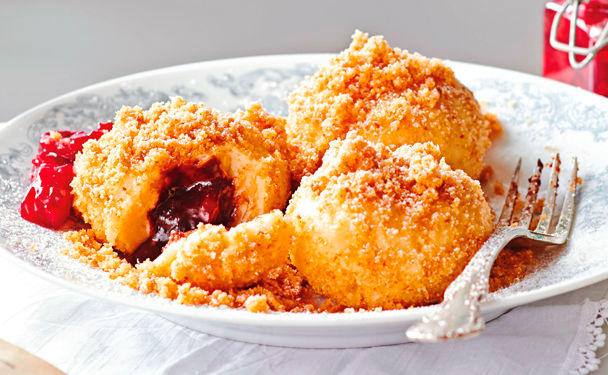 Flaumige Knöderl mit Kirschnougat und Röster • Rezept • GUSTO.AT