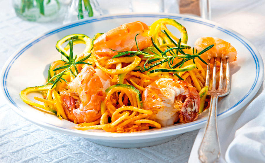 Zucchini-Spaghetti mit Pesto Rosso und Garnelen